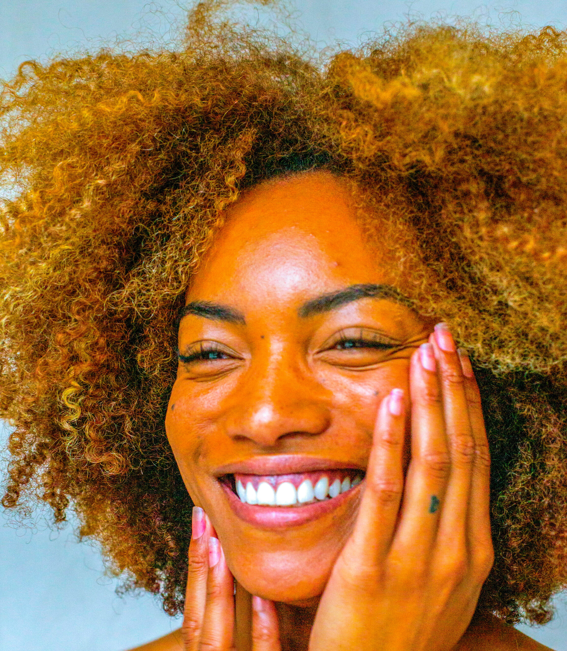 Una ragazza felice e sorridente dopo aver praticato la Skincare quotidiana