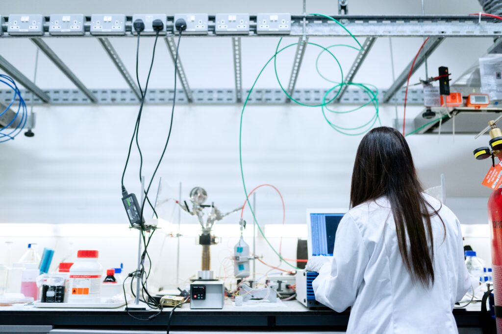 Ragazza in laboratorio che lavora a soluzioni chimiche.