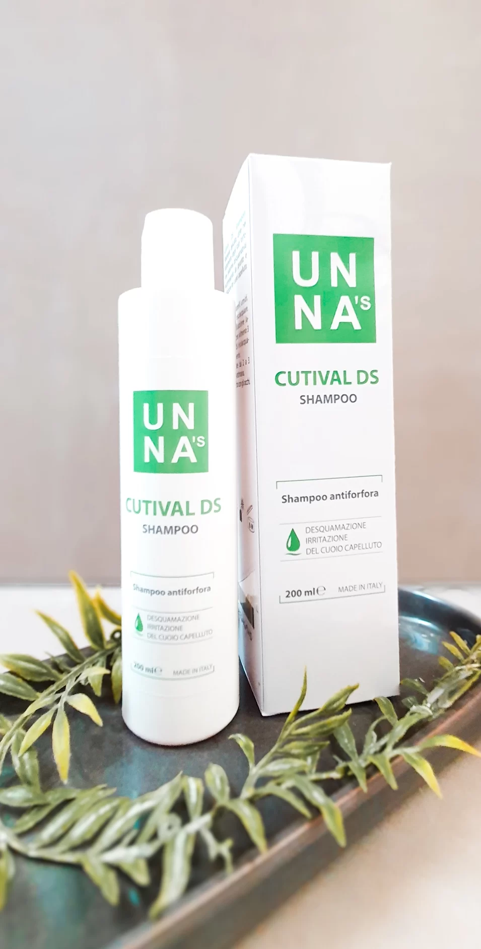 Immagine del CUTIVAL DS SHAMPOO e della sua confezione.