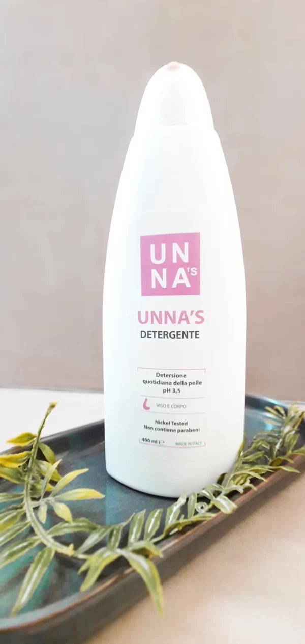 Immagine del Unna’s Detergente, grazie al suo PH acido ed ai principi ad attività lenitiva ed antisettica, è scientificamente formulato per una ideale detersione della cute.